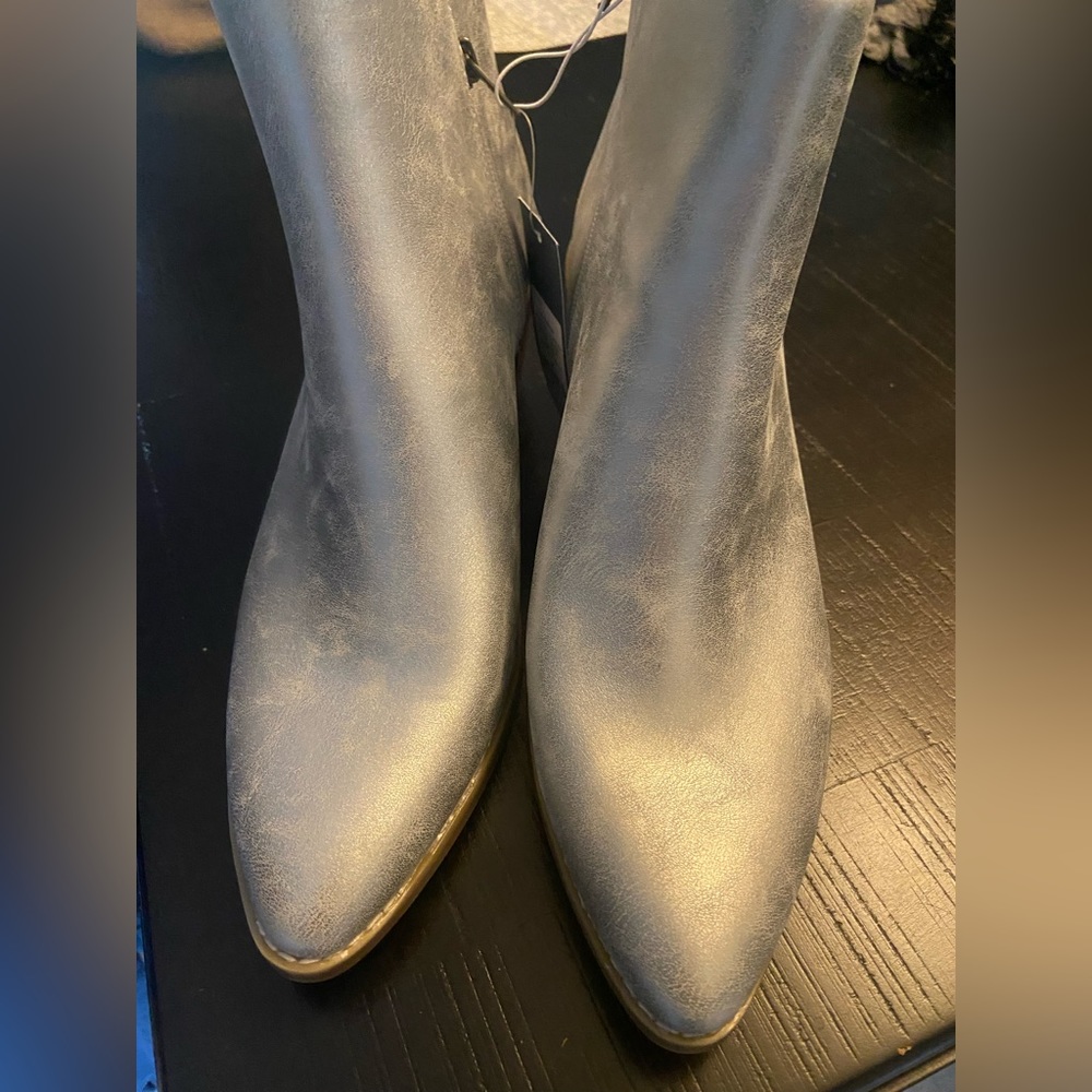 Universal thread silver boots size 12